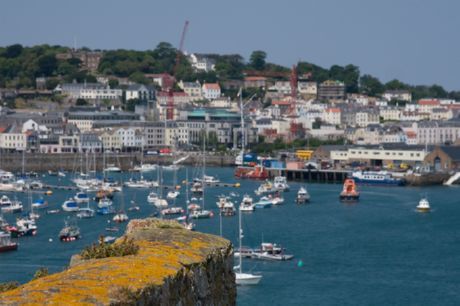 10. Guernsey: 80,42 años