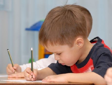 Cómo enseñarle a un niño a escribir es un problema para muchos padres jóvenes