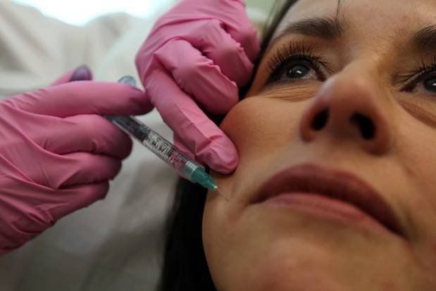 A una mujer estadounidense le crecieron huesos en los párpados tras un procedimiento cosmético.
