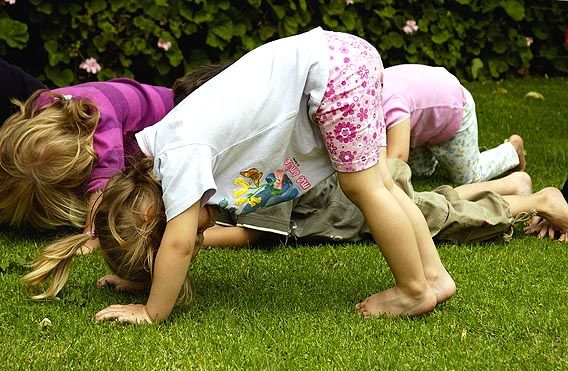 Gimnasia matutina para niños de edad preescolar más jóvenes 